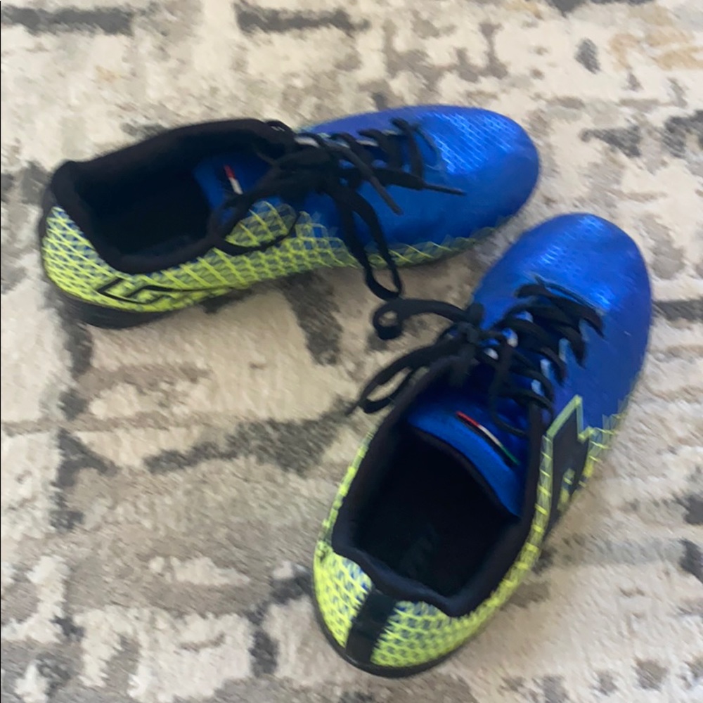Lotto size 6 soccer cleat - used